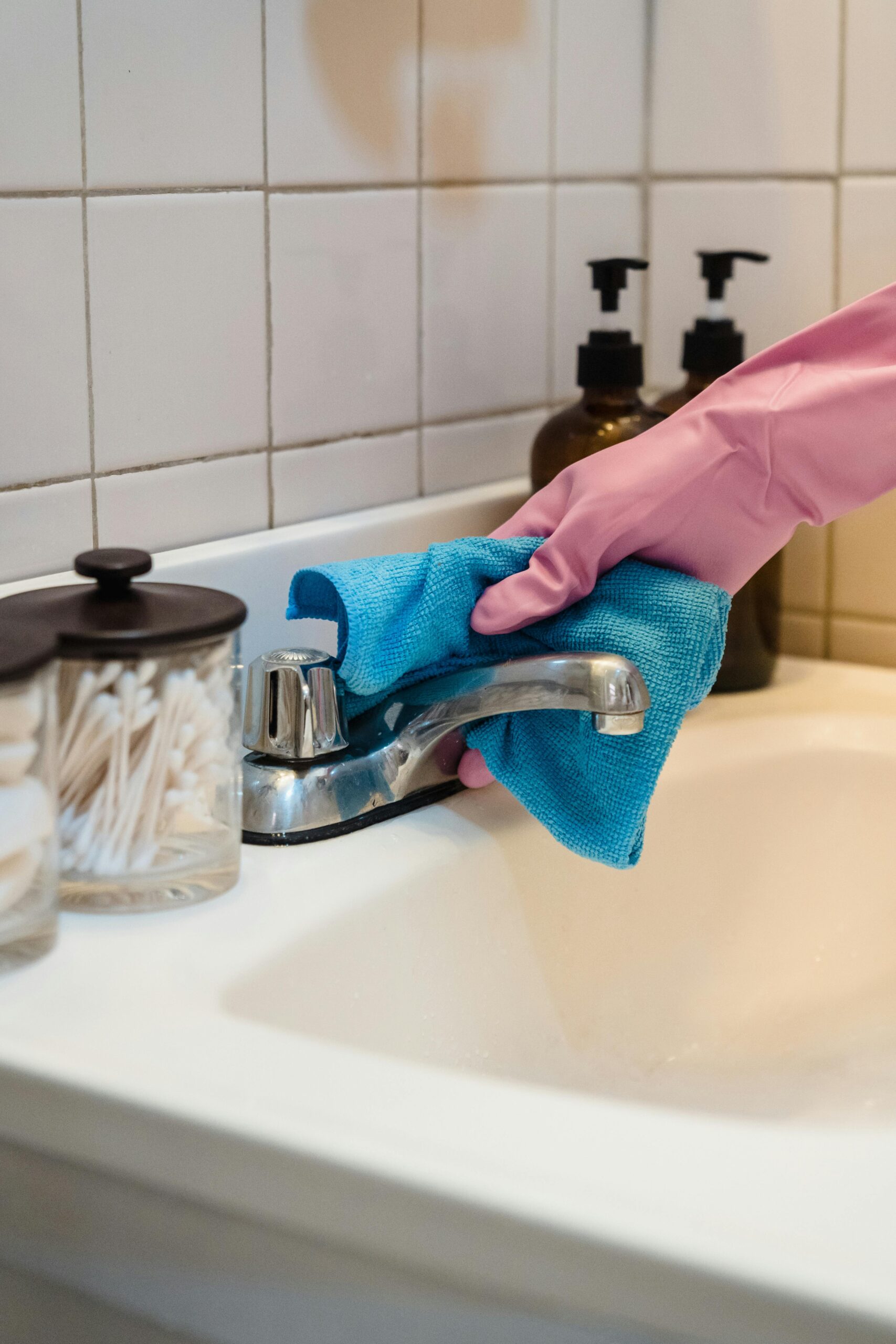 gloved hand cleaning bathroom tub to show move out cleaning salt lake city